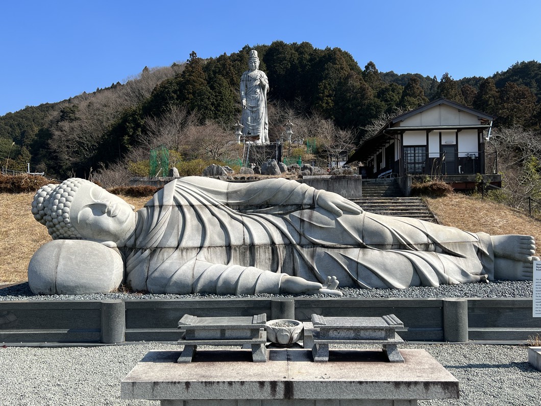 【うまし奈良めぐり】壷阪寺 水しぶきをあびて 涅槃仏様をみんなでお身ぬぐい