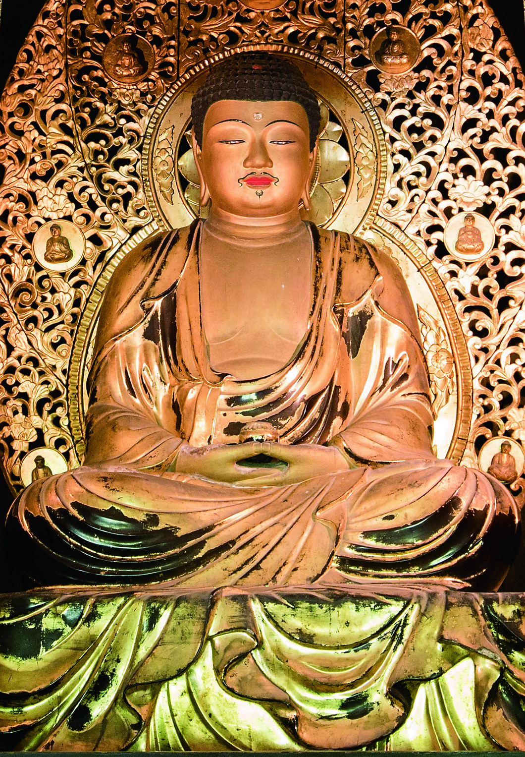 本堂・薬師如来坐像(重文) 写真:榮山寺