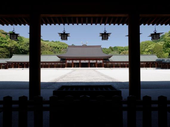 【うまし奈良めぐり】橿原神宮 心静かに廻廊をすすみ御本殿近く内拝殿での正式参拝