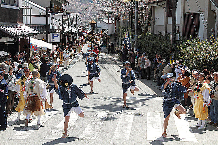 蔵王堂花供千本搗き・女人採灯大護摩供