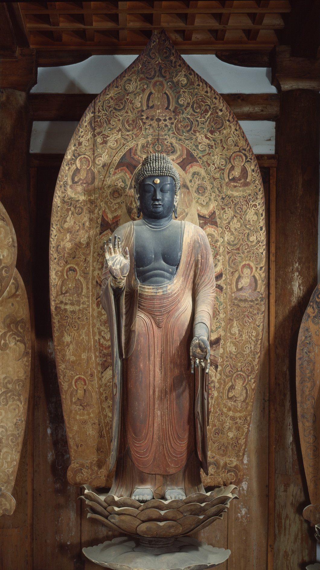 金堂内陣 釈迦如来立像 写真:(株)飛鳥園