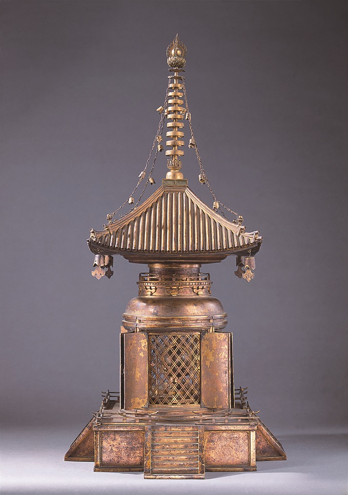金銅宝塔(国宝) 写真:(株)飛鳥園