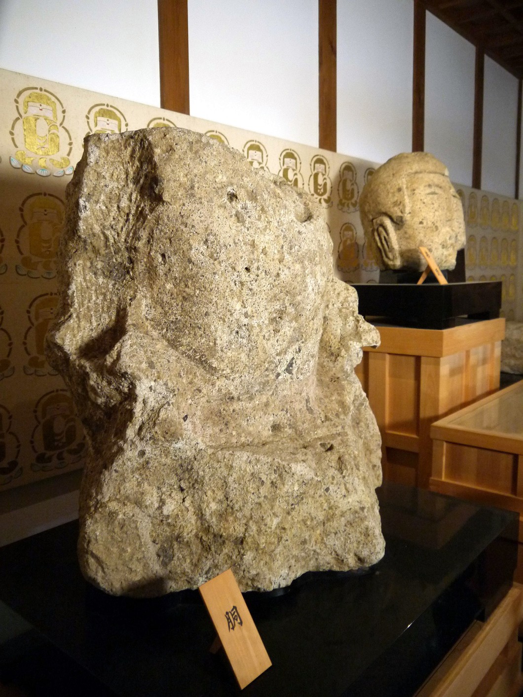 弥勒如来石仏　写真：石光寺