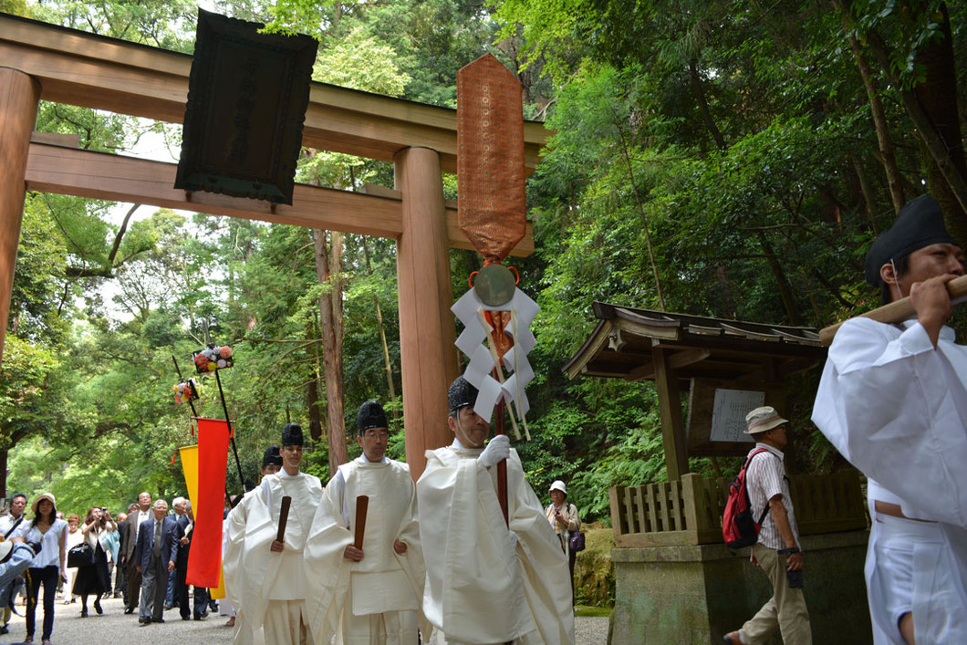 神剣渡御祭(でんでん祭)と夏越の祓（茅の輪くぐり神事）