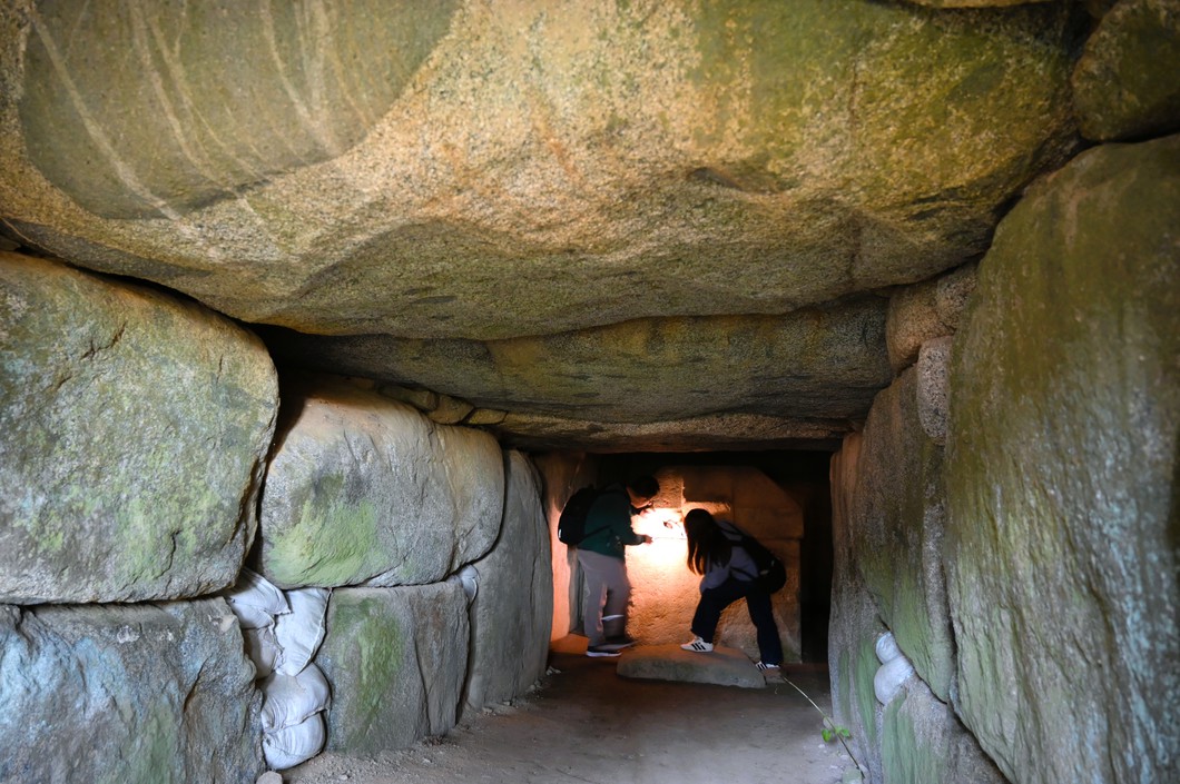 石室に入ることができる