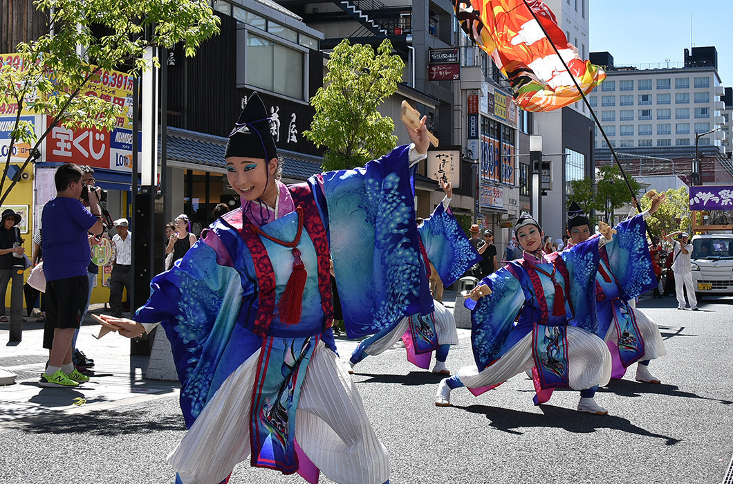 JR奈良駅前広場から三条通りにかけてパレードがおこなわれる