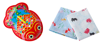 ブリキの金魚450円　ガーゼハンカチ500円（左）、蚊帳金魚はんかち500円