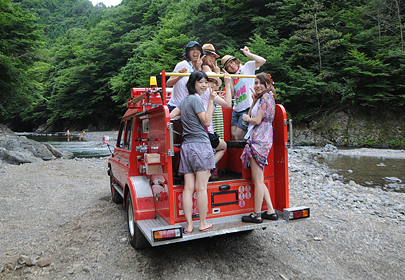 女子でも気軽に楽しめる川下りツアーは夏の遊びにぴったり。
