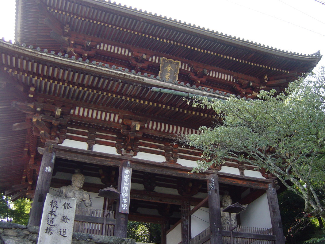 桜の名所・吉野山。太古の自然が息づく「修験道」の聖地。「役行者」ゆかりの地を訪ねて。