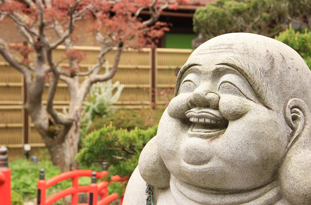 自由に散策できる日本庭園では布袋さんがお出迎え
