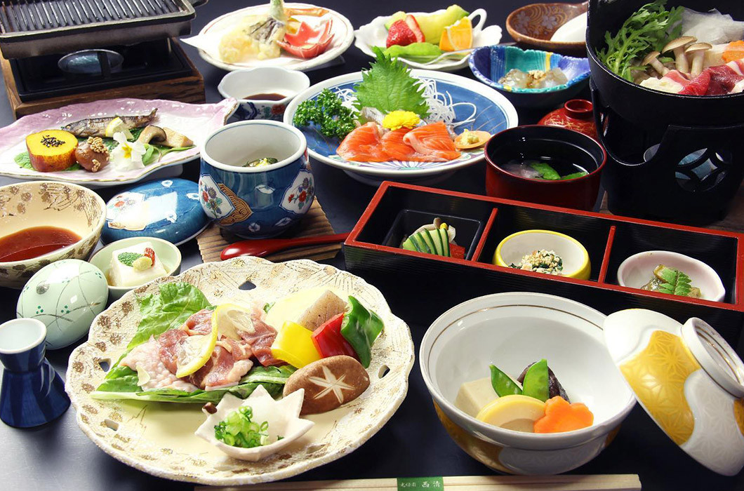 山菜、川魚、キノコ、猪肉などの食材や名水とうふなど、山の味覚がたっぷりのお料理