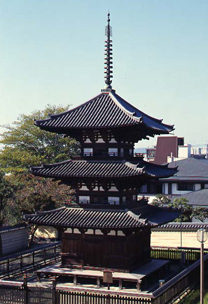 高さ19.1ｍ。東の須弥壇に弁才天像と十五童子像を安置（写真／飛鳥園）