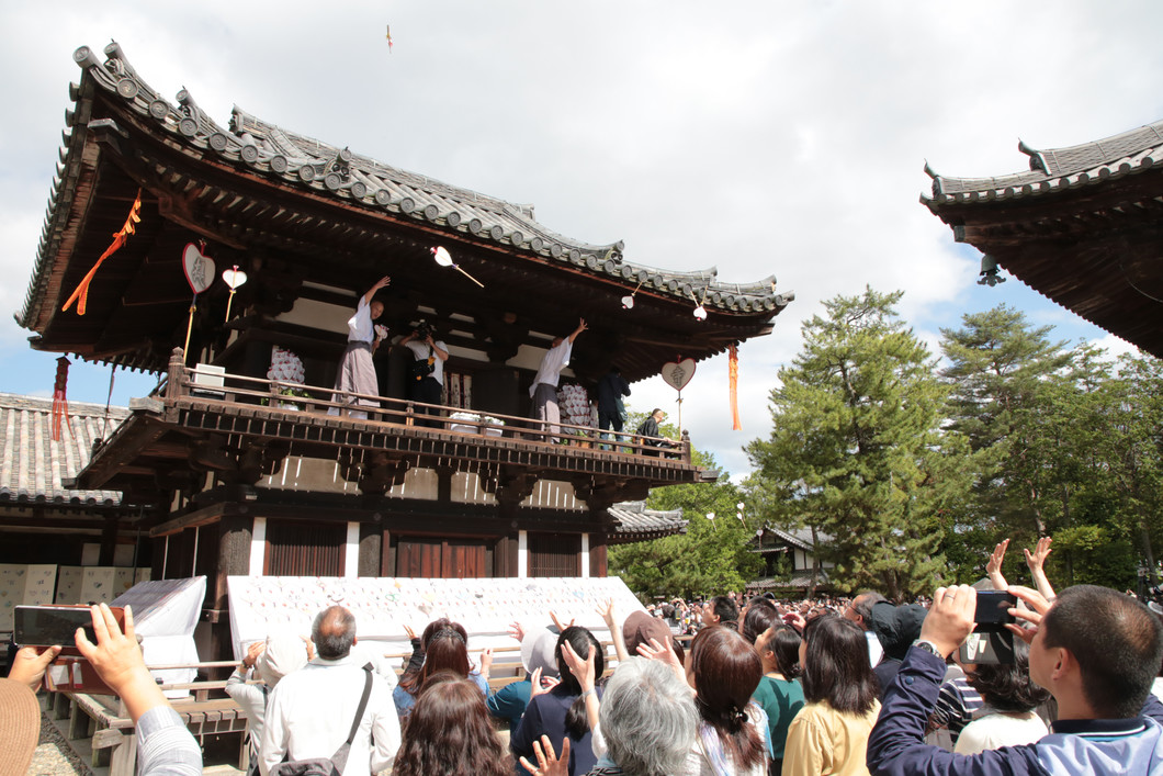 中興忌梵網会・うちわまき