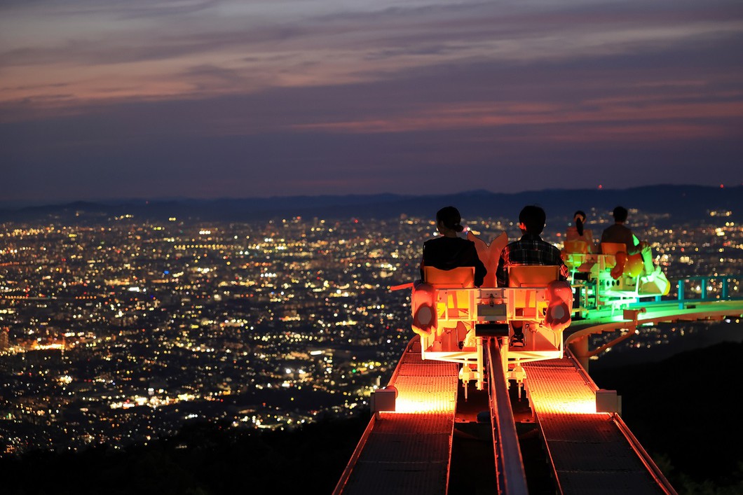 山上ならでは！夜景を楽しめる遊園地