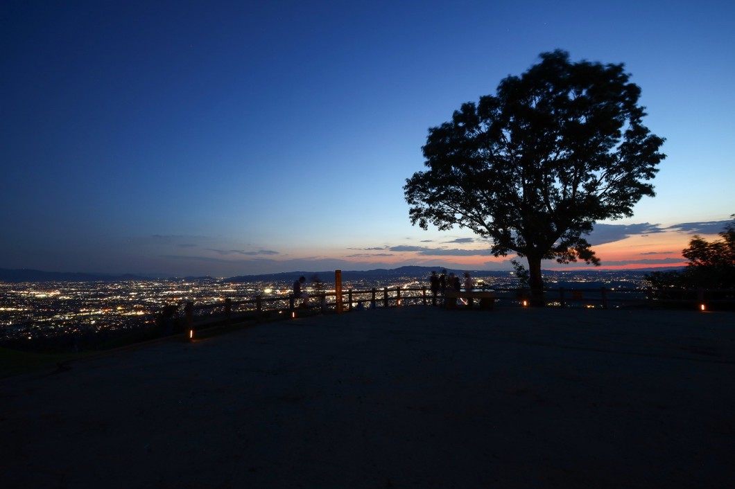 新日本三大夜景に選ばれた若草山山頂の夜景イメージ