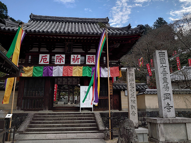 飛鳥の「岡寺」は日本最初の厄除け霊場 大きな白い塑像に会いに行く