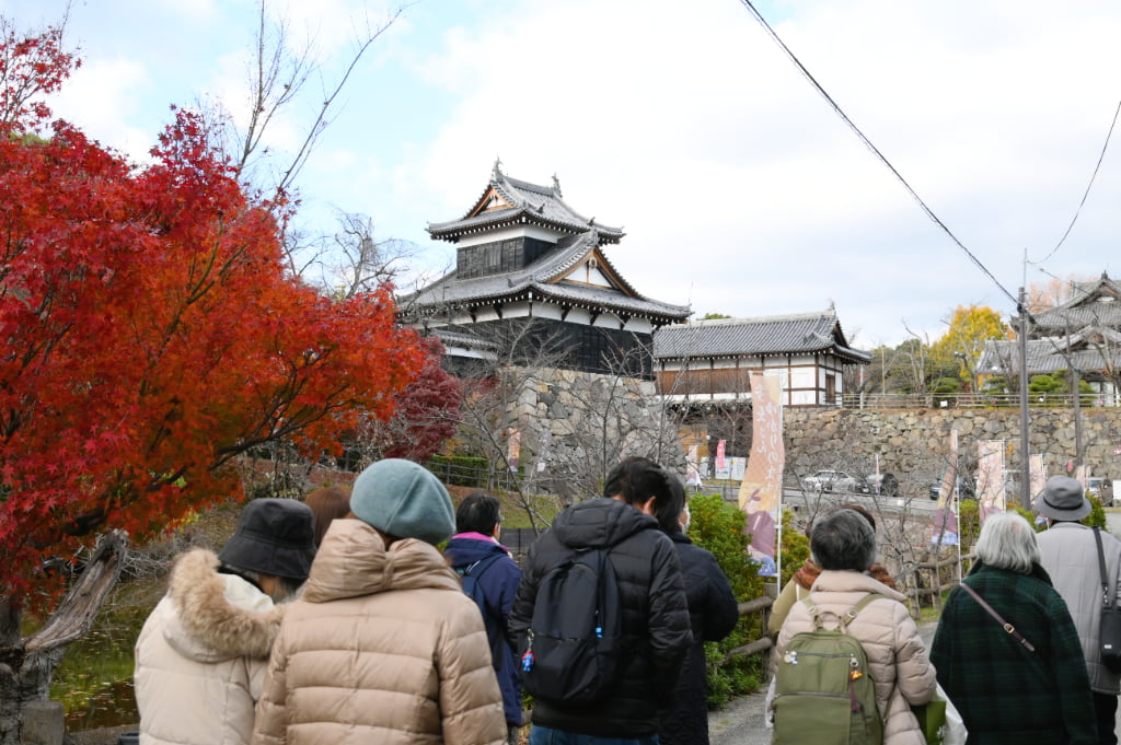 陣甫曲輪を追手門へ向かう